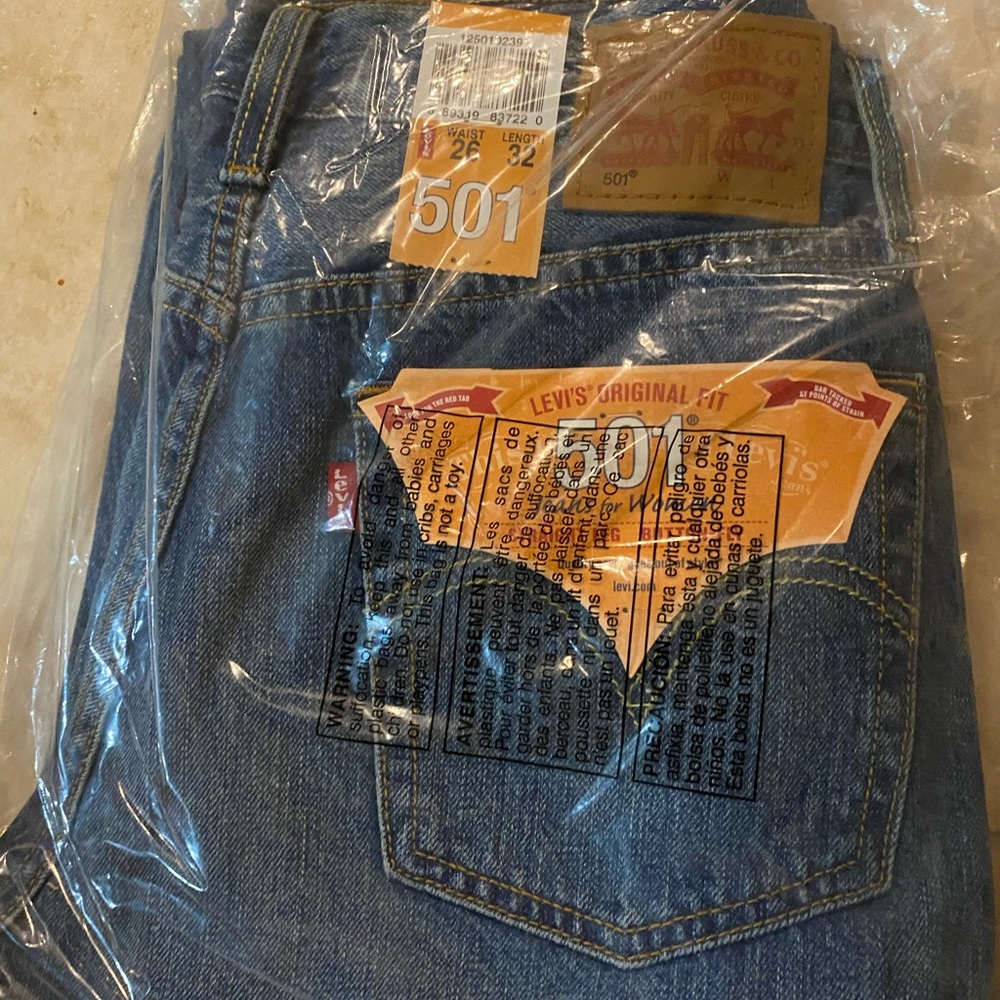Levi’s  501  original fit 26 x 32.  125010239